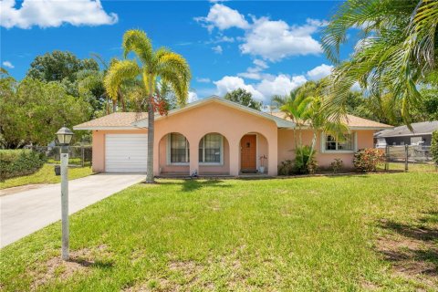 House in St. Lucie, Florida 2 bedrooms, 107.77 sq.m. № 1255663 - photo 1