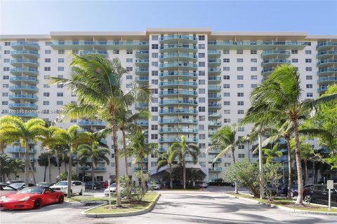 Condominio en venta en Sunny Isles Beach, Florida, 1 dormitorio, 93.37 m2 № 908782 - foto 2