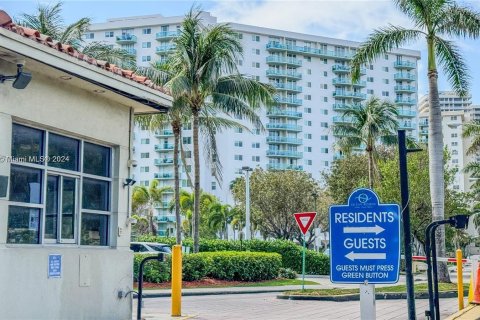 Condominio en venta en Sunny Isles Beach, Florida, 1 dormitorio, 93.37 m2 № 908782 - foto 12