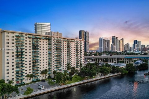 Condo in Sunny Isles Beach, Florida, 1 bedroom  № 908782 - photo 22