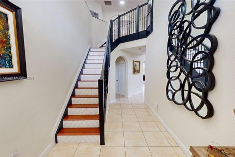 House in Miami, Florida 5 bedrooms, 266.44 sq.m. № 1431374 - photo 4