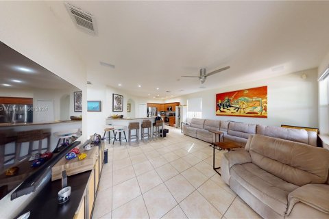 House in Miami, Florida 5 bedrooms, 266.44 sq.m. № 1431374 - photo 11