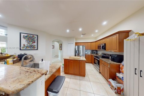 House in Miami, Florida 5 bedrooms, 266.44 sq.m. № 1431374 - photo 8