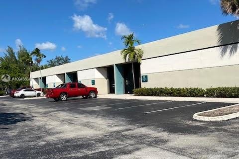 Commercial property in Miami, Florida № 21706 - photo 2