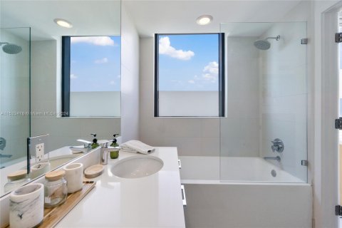 Condo in Miami, Florida, 2 bedrooms  № 1013665 - photo 14