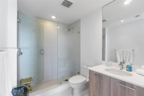 Condo in Miami, Florida, 2 bedrooms  № 1013665 - photo 24