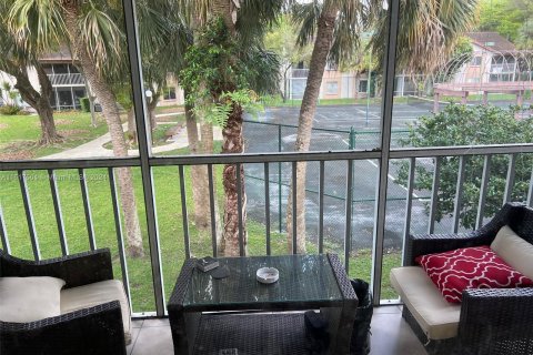 Condo in Miami, Florida, 1 bedroom  № 1238986 - photo 11