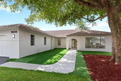 House in Sunrise, Florida 5 bedrooms, 211.35 sq.m. № 1393657 - photo 1