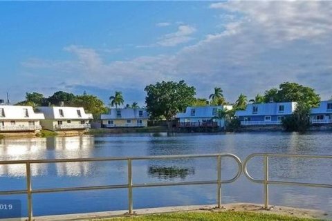 Condo in Oakland Park, Florida, 2 bedrooms  № 1393608 - photo 10