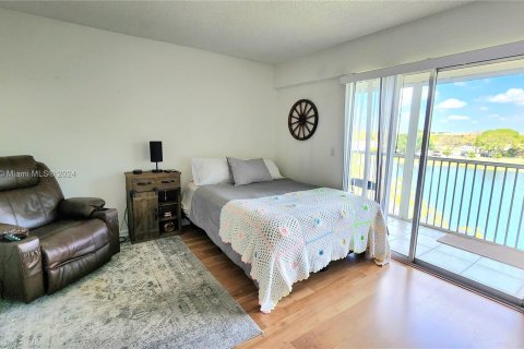 Condo in Pembroke Pines, Florida, 1 bedroom  № 1145639 - photo 16