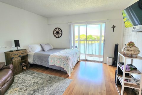 Condo in Pembroke Pines, Florida, 1 bedroom  № 1145639 - photo 15