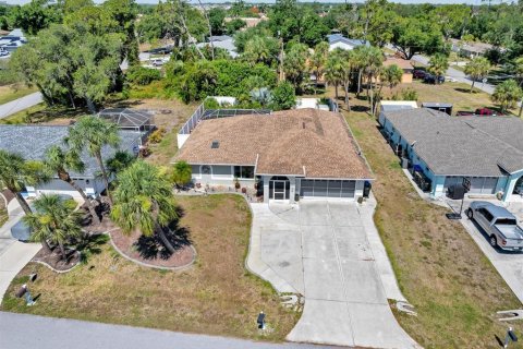 House in North Port, Florida 3 bedrooms, 174.84 sq.m. № 1242956 - photo 6