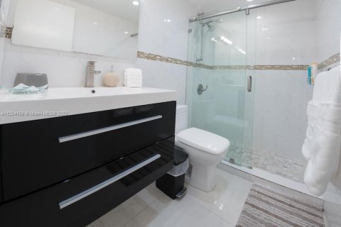 Condo in Miami Beach, Florida, 2 bedrooms  № 8177 - photo 6