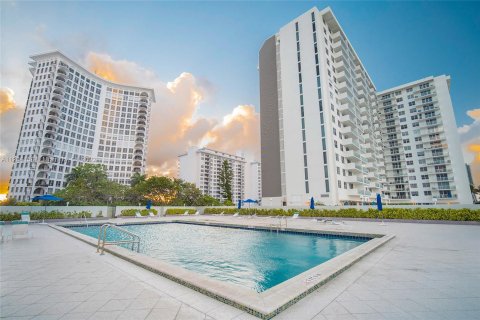 Condo in Miami Beach, Florida, 2 bedrooms  № 8177 - photo 19