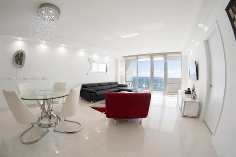 Condo in Miami Beach, Florida, 2 bedrooms  № 8177 - photo 2