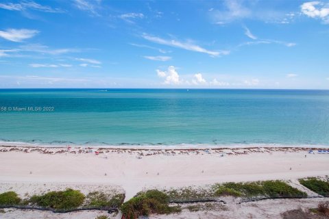 Condo in Miami Beach, Florida, 2 bedrooms  № 8177 - photo 21