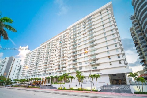 Condominio en alquiler en Miami Beach, Florida, 2 dormitorios, 86.4 m2 № 8177 - foto 15