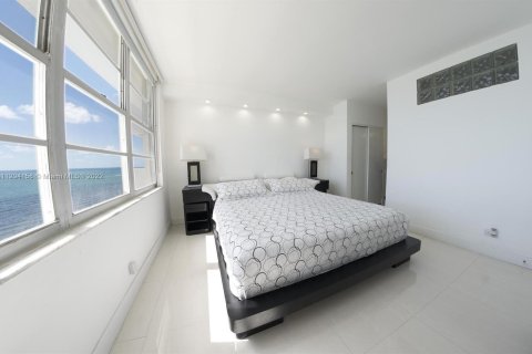 Condo in Miami Beach, Florida, 2 bedrooms  № 8177 - photo 5