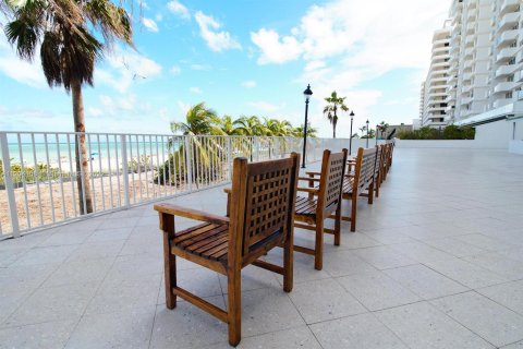 Condo in Miami Beach, Florida, 2 bedrooms  № 8177 - photo 26