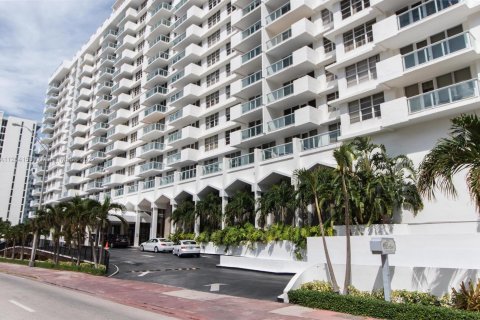 Condominio en alquiler en Miami Beach, Florida, 2 dormitorios, 86.4 m2 № 8177 - foto 30