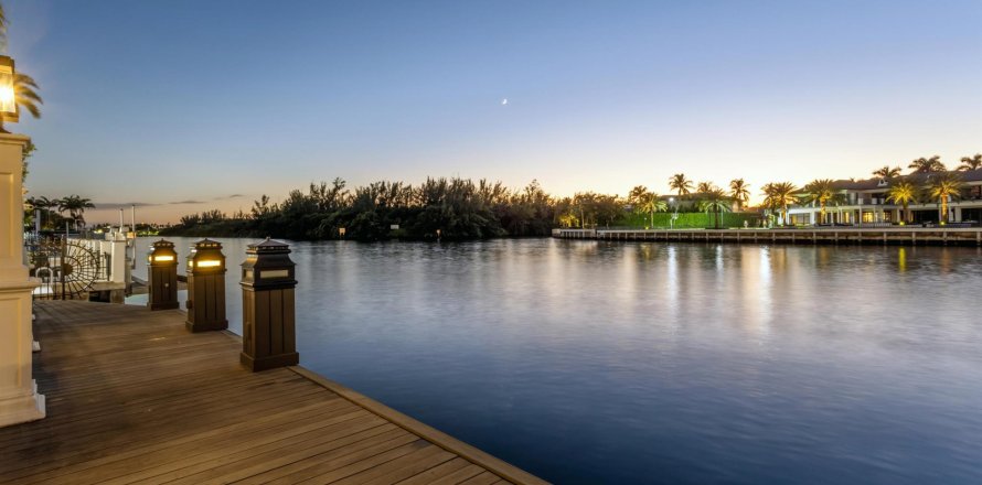 Villa ou maison à Boca Raton, Floride 6 chambres, 1119.94 m2 № 846585