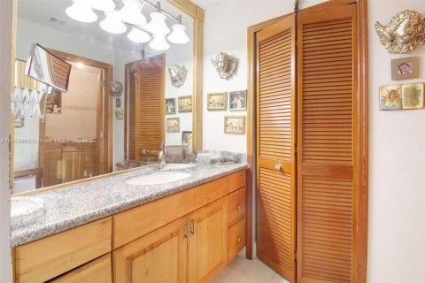 Casa en venta en Miami, Florida, 4 dormitorios, 181.25 m2 № 1367145 - foto 15