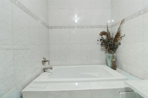 Casa en venta en Miami, Florida, 4 dormitorios, 181.25 m2 № 1367145 - foto 17