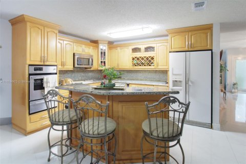 House in Miami, Florida 4 bedrooms, 181.25 sq.m. № 1367145 - photo 18