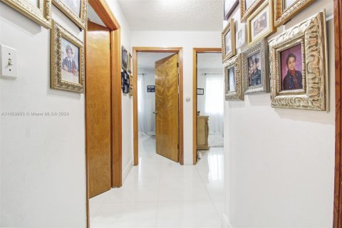 Villa ou maison à vendre à Miami, Floride: 4 chambres, 181.25 m2 № 1367145 - photo 10