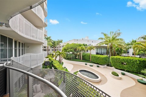 Condo in Miami Beach, Florida, 1 bedroom  № 1236753 - photo 1