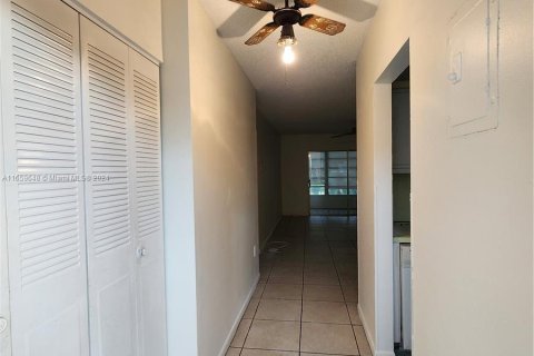 Copropriété à vendre à Lauderdale Lakes, Floride: 2 chambres, 87.7 m2 № 1364873 - photo 2