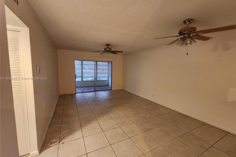 Condo in Lauderdale Lakes, Florida, 2 bedrooms  № 1364873 - photo 4