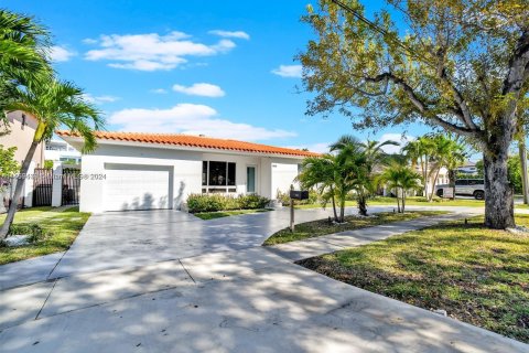 Villa ou maison à louer à North Miami, Floride: 4 chambres, 204.38 m2 № 1364844 - photo 2