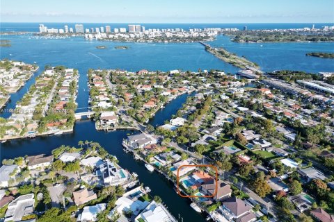 Villa ou maison à louer à North Miami, Floride: 4 chambres, 204.38 m2 № 1364844 - photo 1