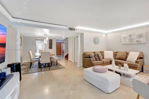 Touwnhouse à vendre à Hialeah, Floride: 2 chambres, 139.35 m2 № 1369198 - photo 5