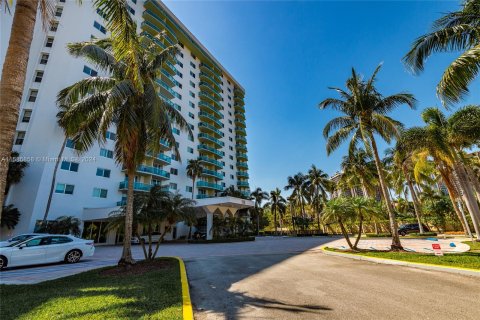 Copropriété à vendre à Sunny Isles Beach, Floride: 2 chambres, 93.37 m2 № 1172638 - photo 27