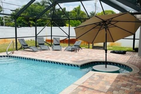 House in Oakland Park, Florida 3 bedrooms, 135.36 sq.m. № 923388 - photo 2