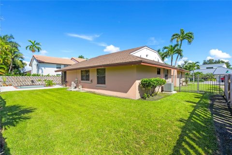 Villa ou maison à vendre à Miami, Floride: 4 chambres № 1364248 - photo 4