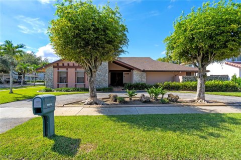 Villa ou maison à vendre à Miami, Floride: 4 chambres № 1364248 - photo 2