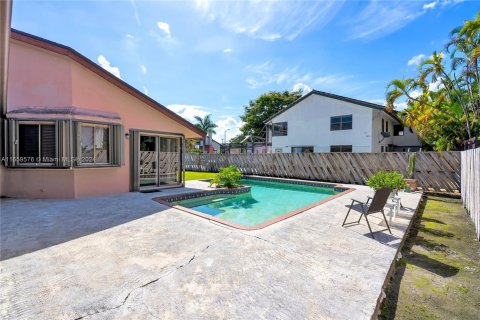 Villa ou maison à vendre à Miami, Floride: 4 chambres № 1364248 - photo 9