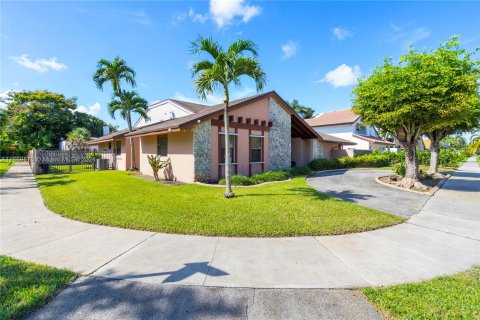 Villa ou maison à vendre à Miami, Floride: 4 chambres № 1364248 - photo 1