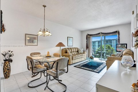 Copropriété à vendre à Lauderdale Lakes, Floride: 2 chambres, 94.85 m2 № 1128491 - photo 1