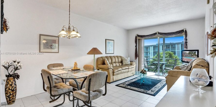 Condominio en Lauderdale Lakes, Florida, 2 dormitorios  № 1128491