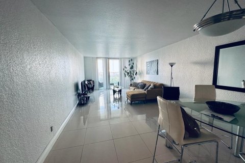 Condominio en venta en Sunny Isles Beach, Florida, 1 dormitorio, 93.37 m2 № 1098950 - foto 3