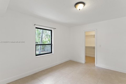 House in Miami, Florida 4 bedrooms, 290.69 sq.m. № 1184939 - photo 26