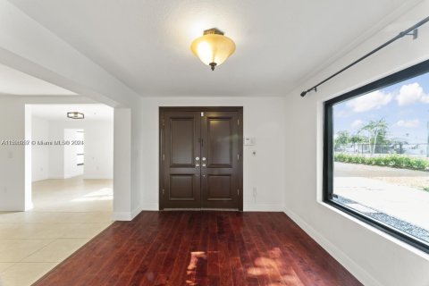 House in Miami, Florida 4 bedrooms, 290.69 sq.m. № 1184939 - photo 8