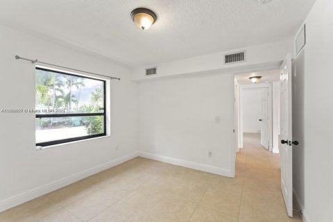 House in Miami, Florida 4 bedrooms, 290.69 sq.m. № 1184939 - photo 28