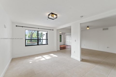 House in Miami, Florida 4 bedrooms, 290.69 sq.m. № 1184939 - photo 6