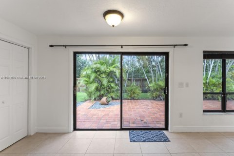 House in Miami, Florida 4 bedrooms, 290.69 sq.m. № 1184939 - photo 21