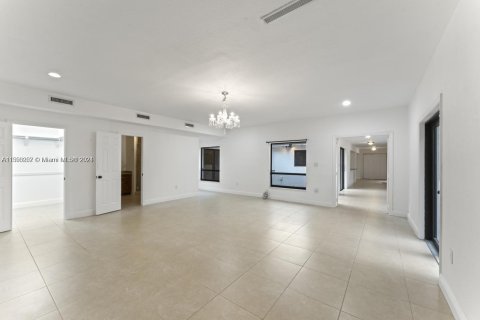 House in Miami, Florida 4 bedrooms, 290.69 sq.m. № 1184939 - photo 18